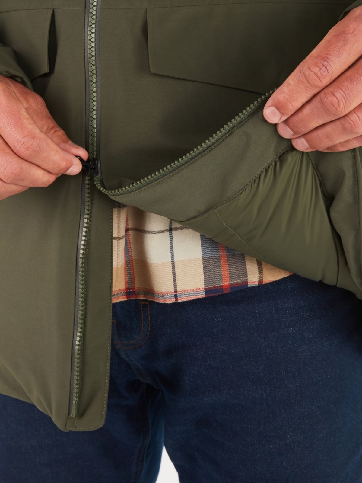 insulated jacker zipper closeup
